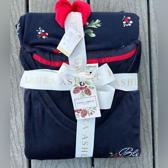 Laura Ashley 2-Piece Long-Sleeve Winter Pajama Set with Scrunchie - Picture 2 of 6